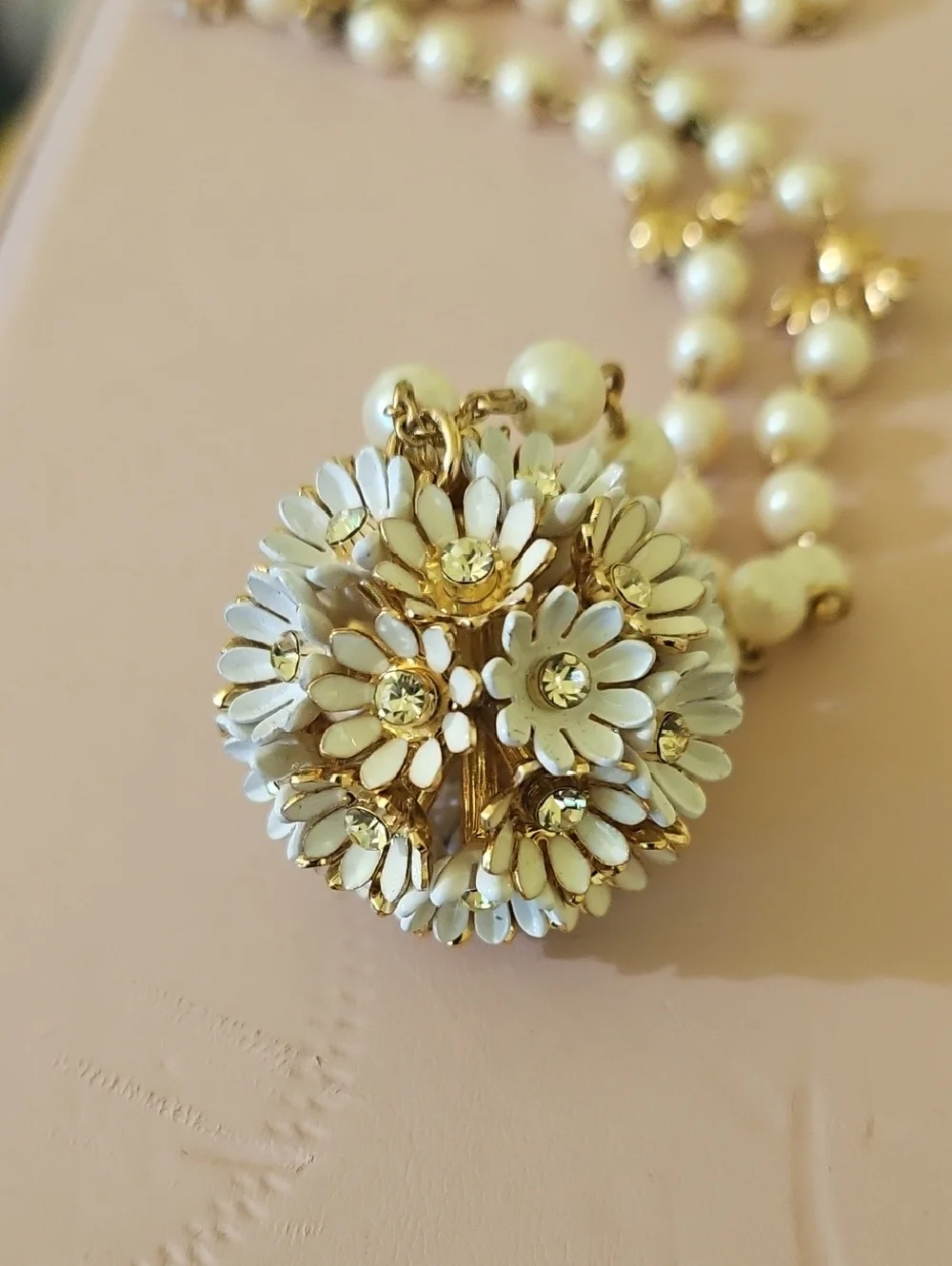kate spade Gold and Cream Floral Cluster Pendant Necklace. Vintage - Picture 1 of 3